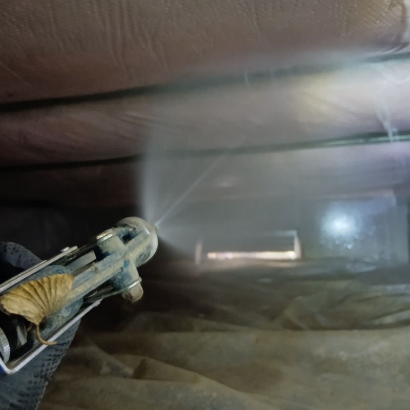 床下の木材に防蟻剤を散布