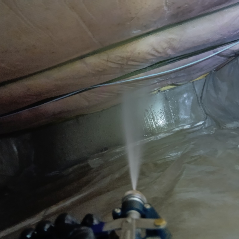 床下の木材に防蟻剤を散布