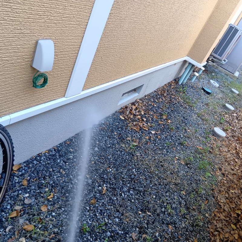 建物外周に防蟻剤を散布