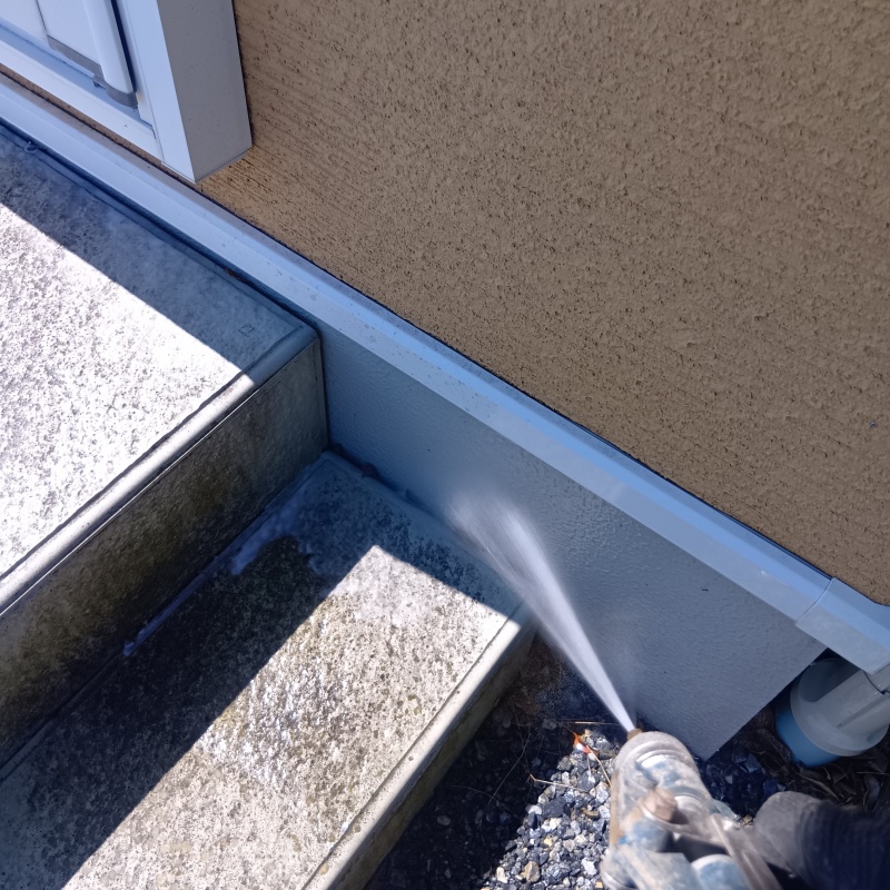 建物外周に防蟻剤を散布