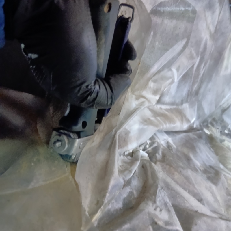 地面に穴を開けて防蟻剤を注入