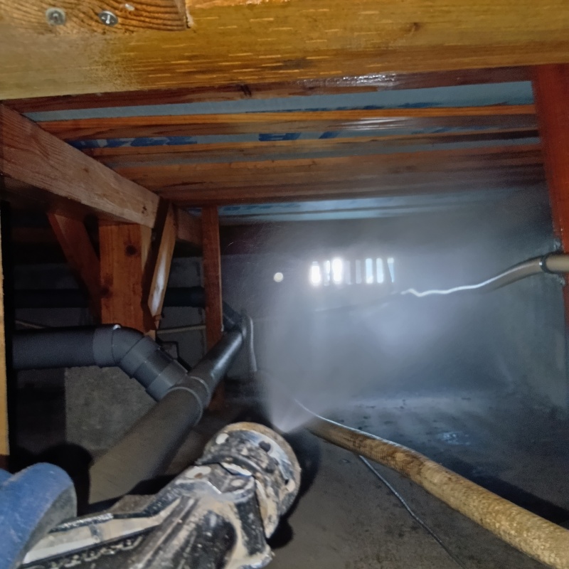 床下の木材にシロアリ駆除剤を散布