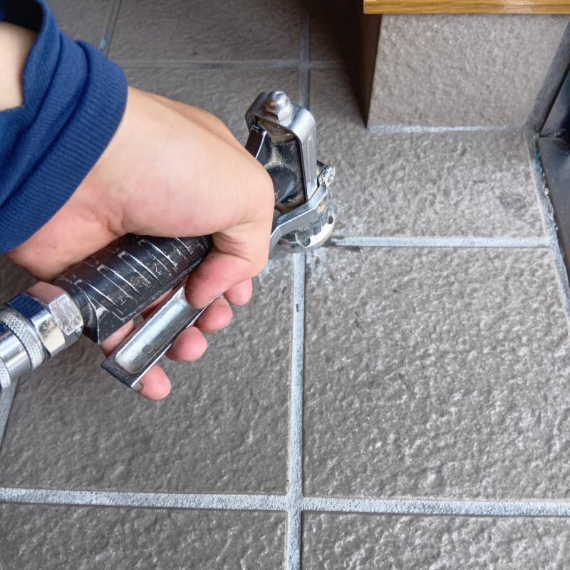 床に穴を開けてシロアリ駆除剤を注入