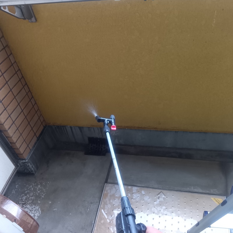 ベランダに除菌剤を散布