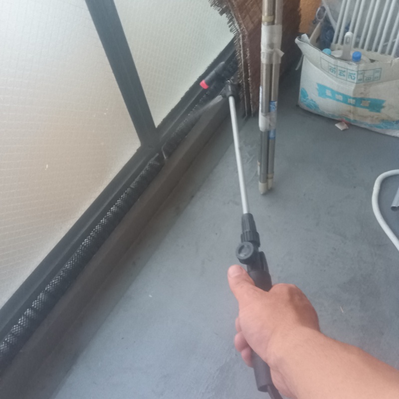 ベランダに除菌剤を散布