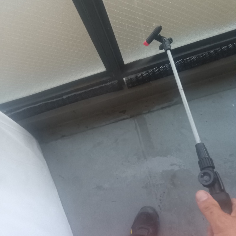 ベランダに除菌剤を散布