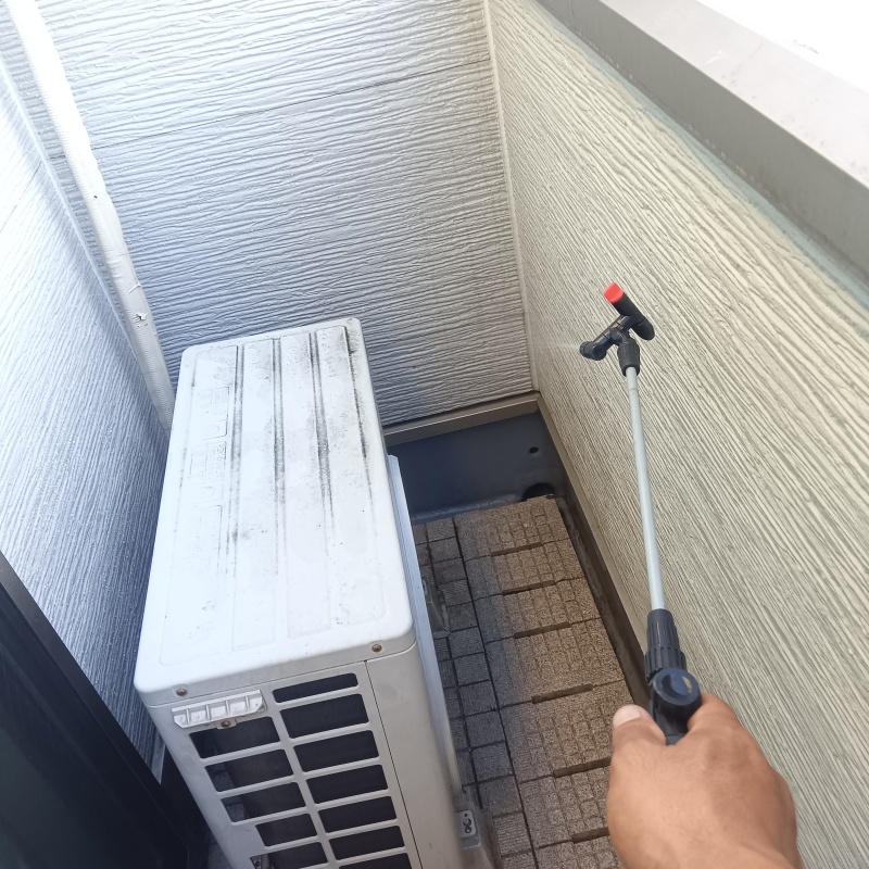 ベランダに除菌剤を散布