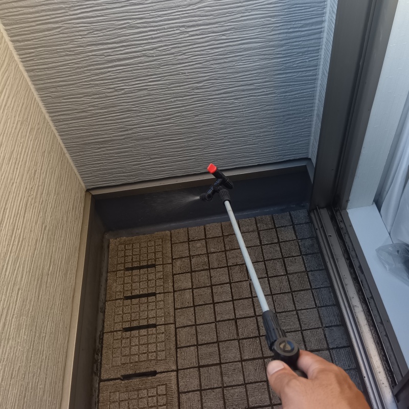 ベランダに除菌剤を散布