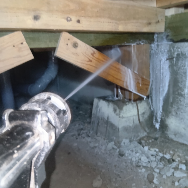 床下の木材にシロアリ駆除剤を散布