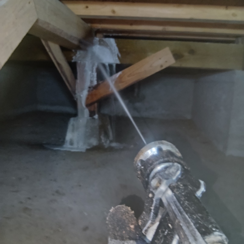 床下の木材にシロアリ駆除剤を散布