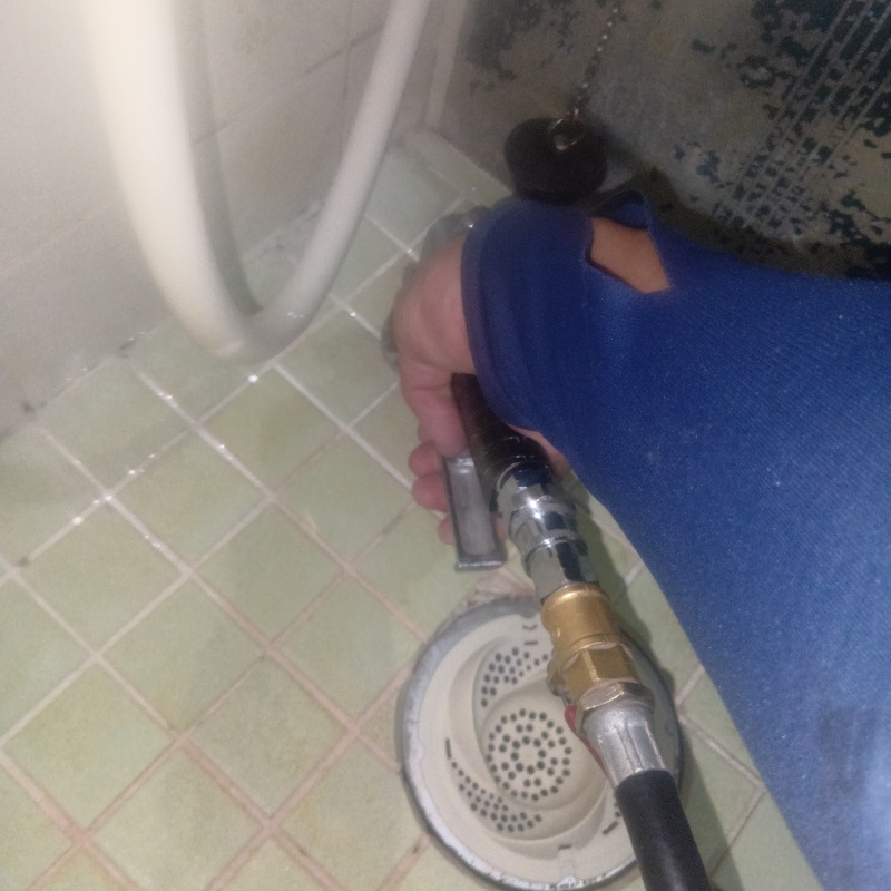 浴室の床に穴を開けてシロアリ駆除剤を注入