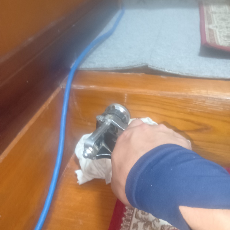 土間の木部に穴を開けてシロアリ駆除剤を注入