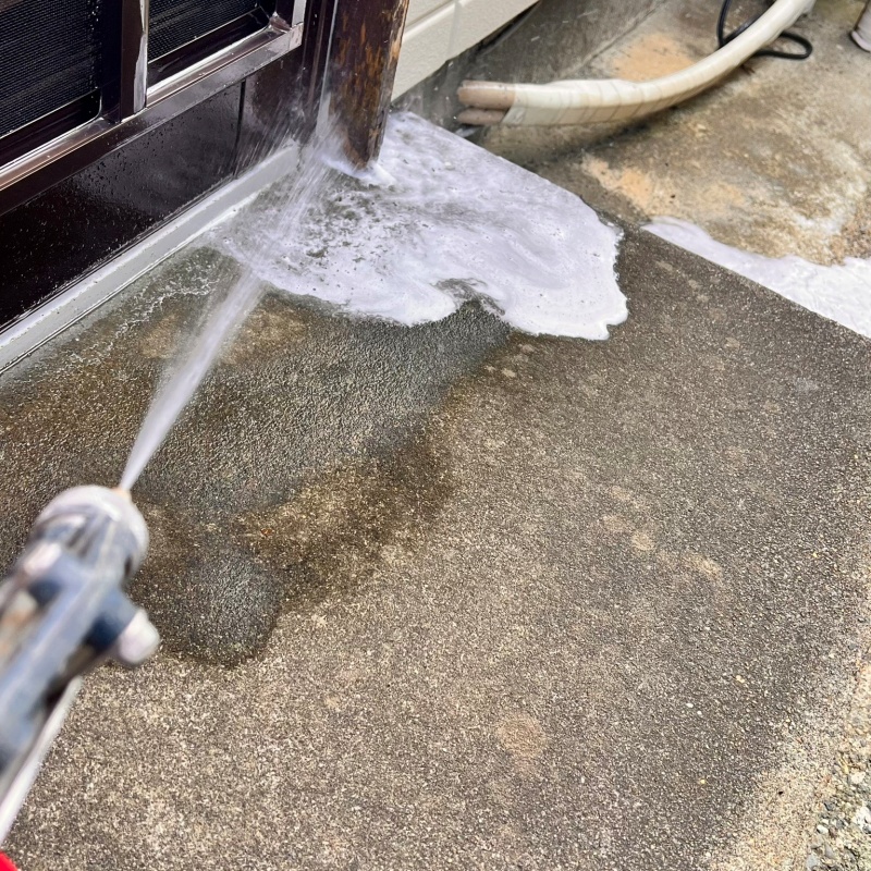 玄関の木部にシロアリ駆除剤を散布