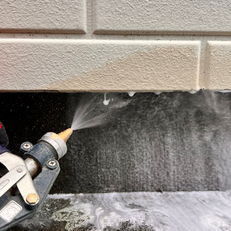 建物の基礎部分にシロアリ駆除剤を散布