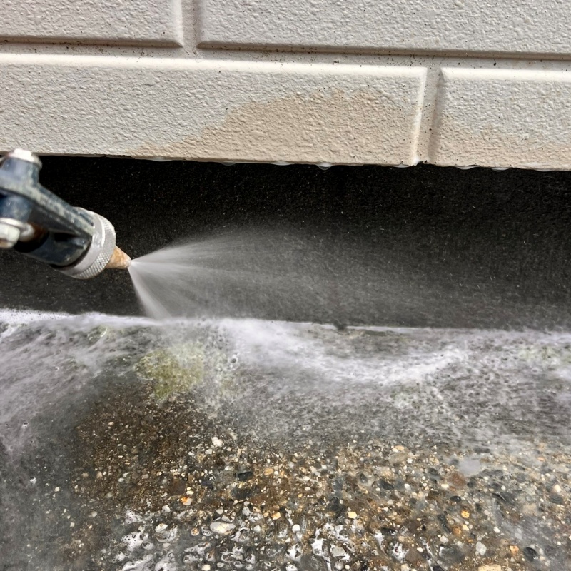 建物外周の土壌にシロアリ駆除剤を散布