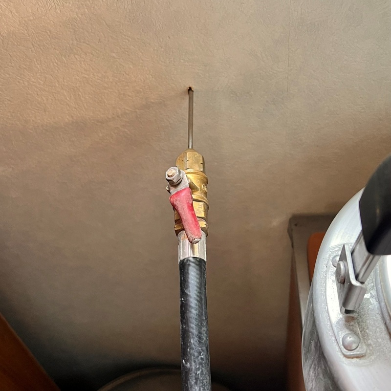 壁に穴を開けてシロアリ駆除剤を注入