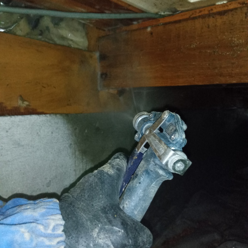 床下の木材にシロアリ駆除剤を散布