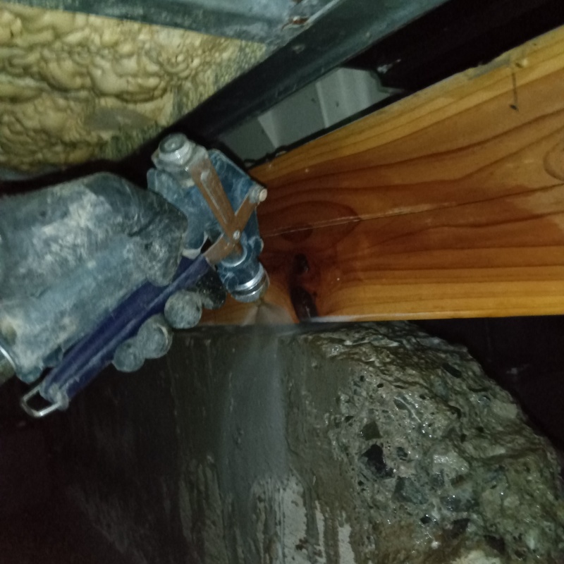 床下の土台付近にシロアリ駆除剤を散布
