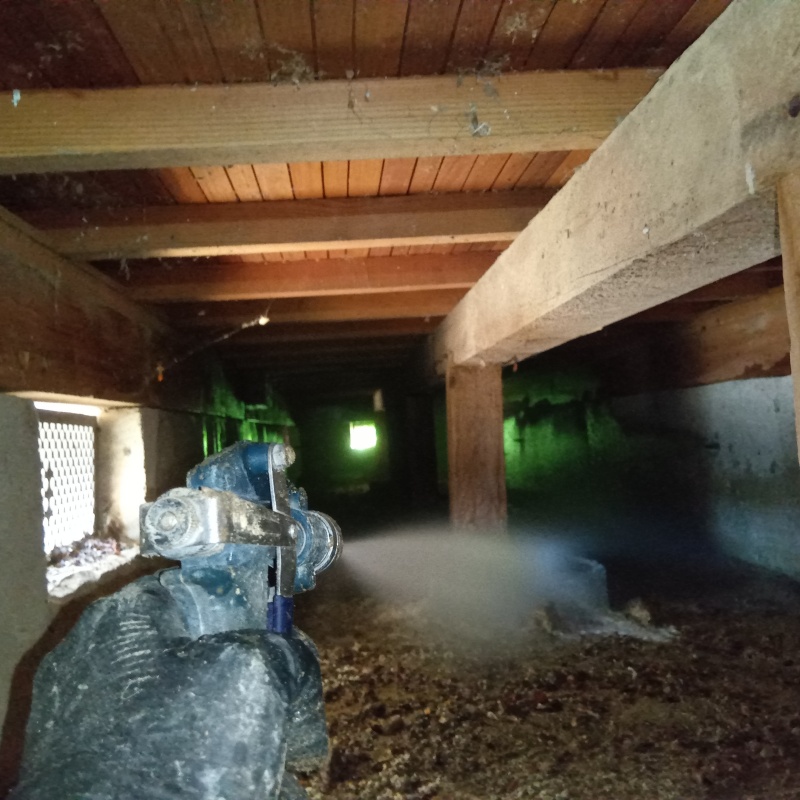 床下の土壌にシロアリ駆除剤を散布