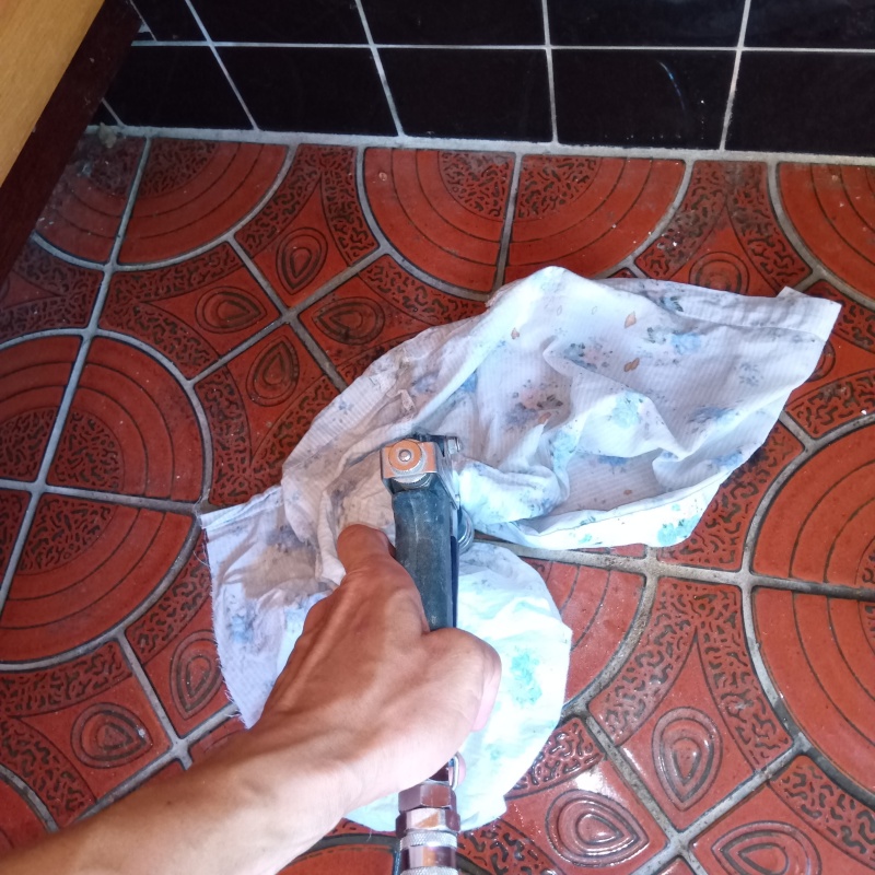 床に穴を開けてシロアリ駆除剤を注入