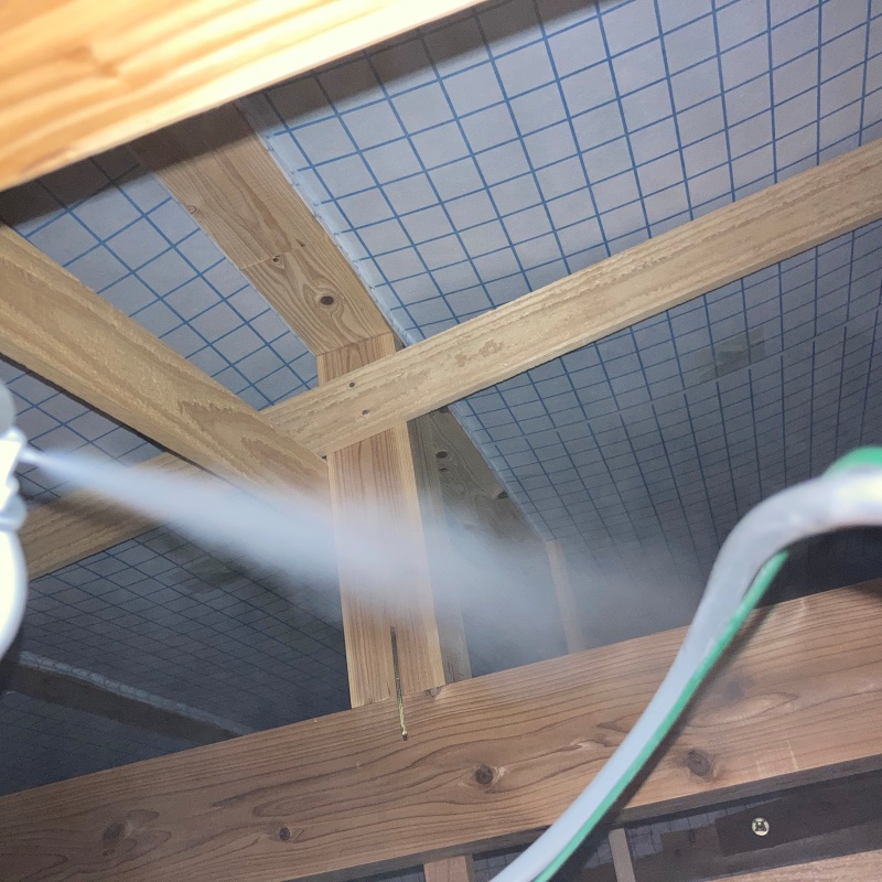 屋根裏に忌避スプレーを散布