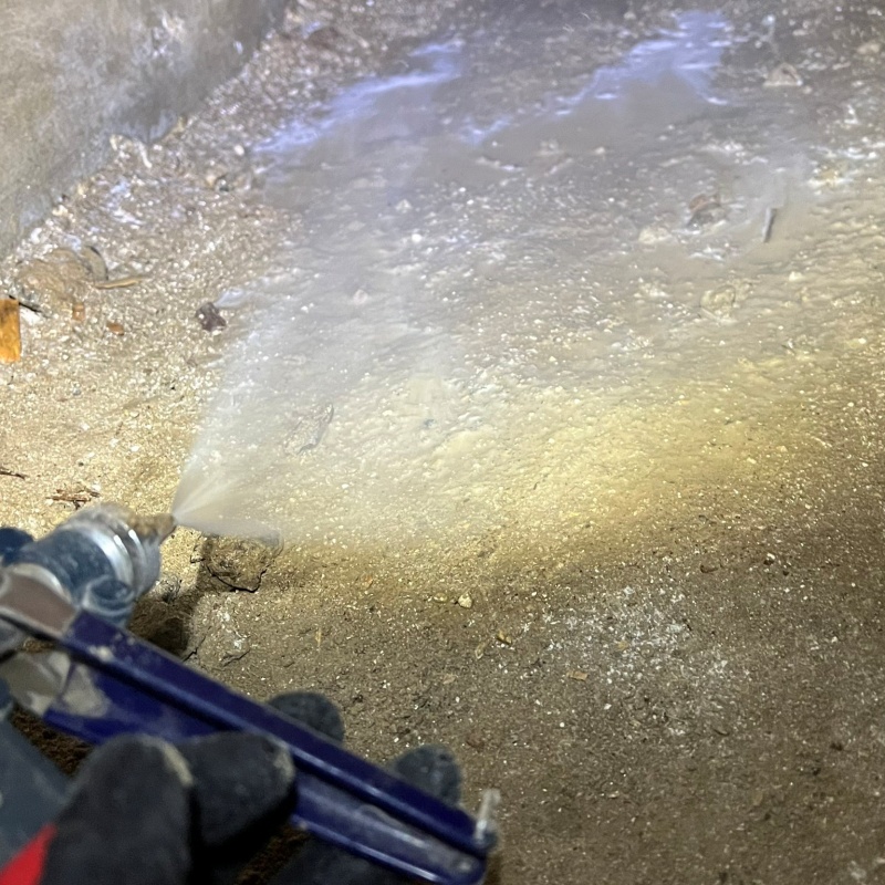 床下の土壌にシロアリ駆除剤を散布