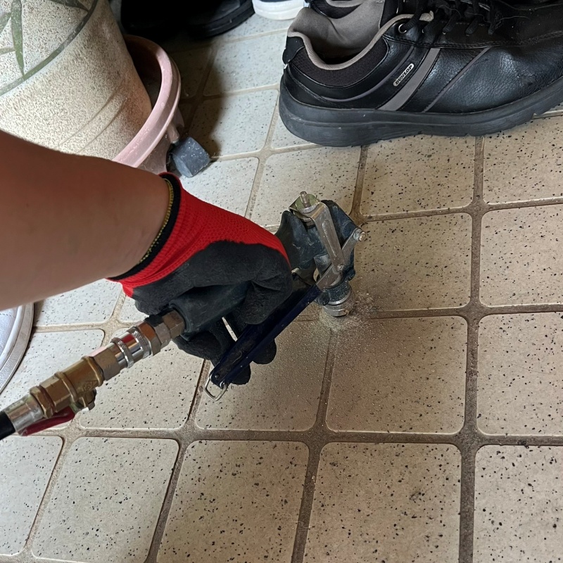 床に穴を開けてシロアリ駆除剤を注入