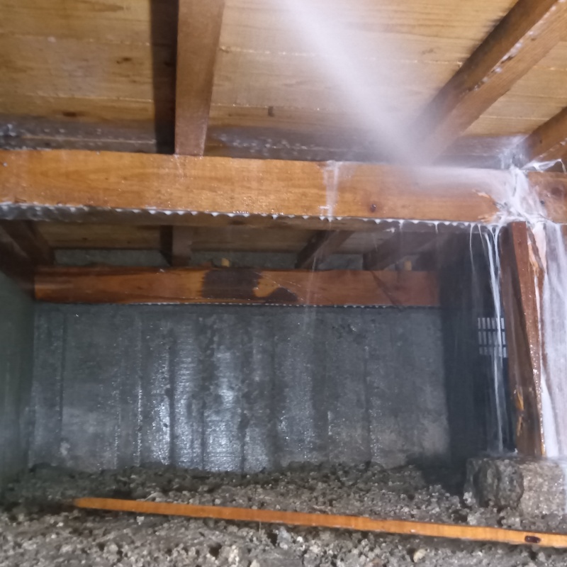 床下の木材にシロアリ駆除剤を散布