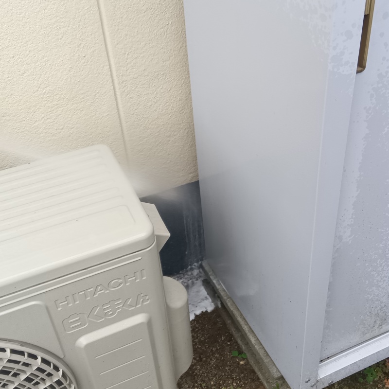 建物外周にシロアリ駆除剤を散布