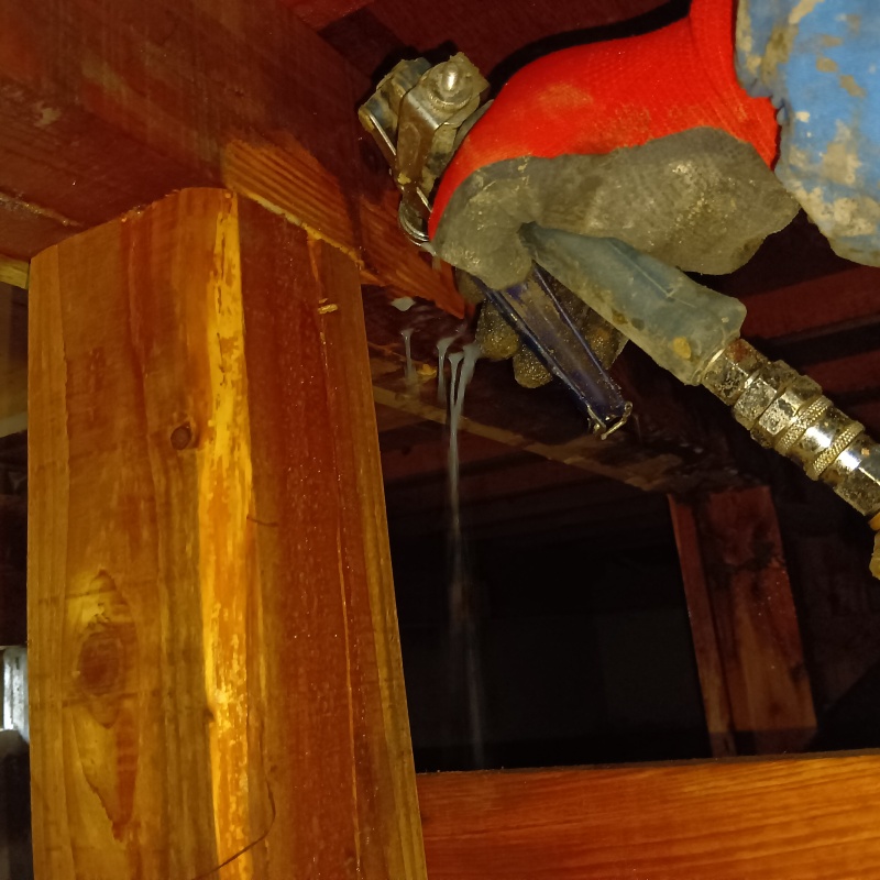 床下の木材にシロアリ駆除剤を注入