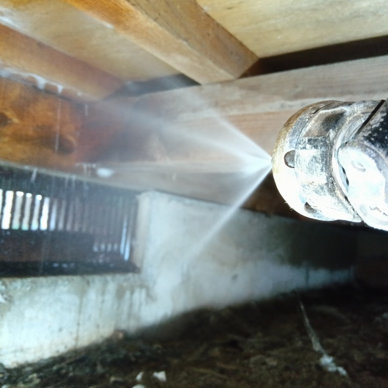 木材にシロアリ駆除剤を散布