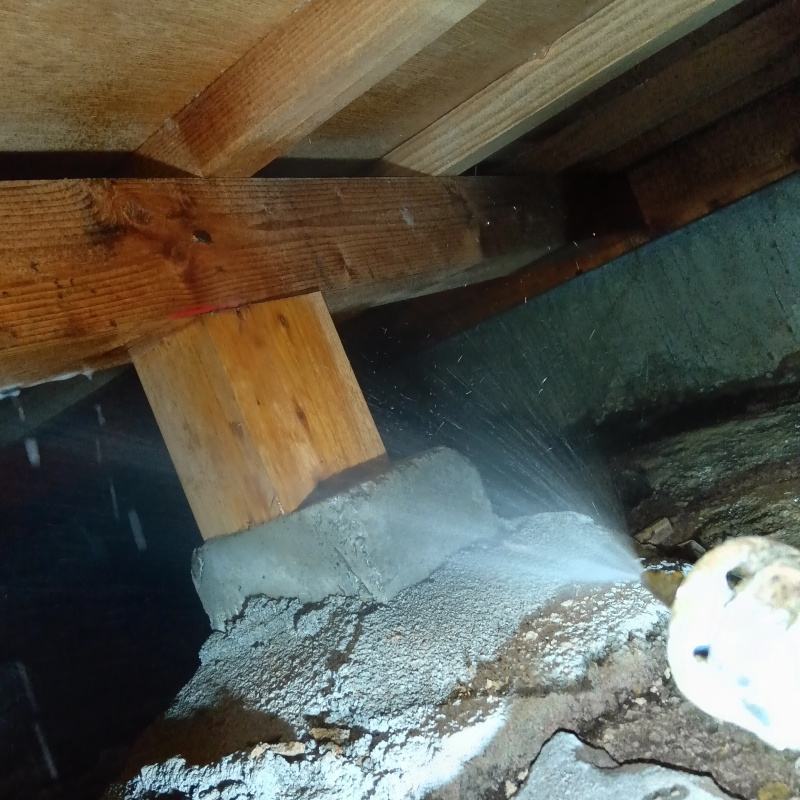 コンクリートとシロアリ駆除剤のあいだに薬剤を散布