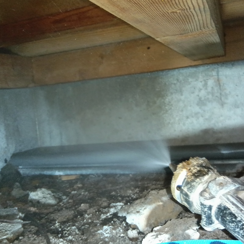 シロアリ駆除剤を床下に散布