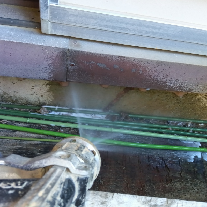 建物の外周にシロアリ駆除剤を散布