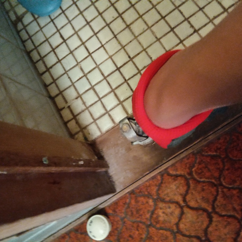 浴室の木部にシロアリ駆除剤を注入