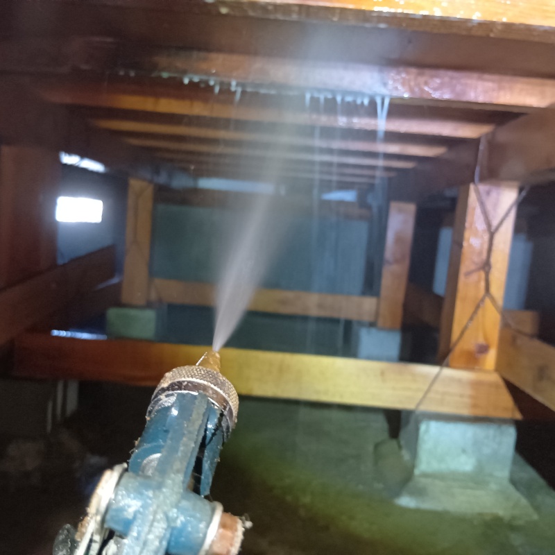 木材にシロアリ駆除剤を散布