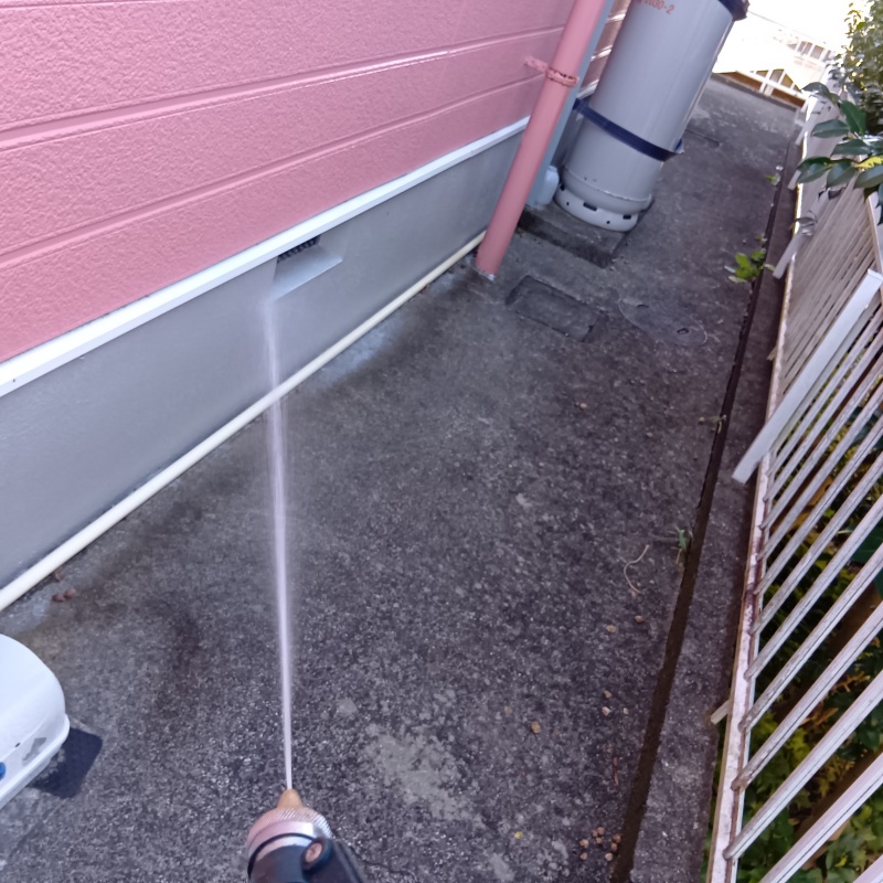 基礎まわりにシロアリ駆除剤を散布