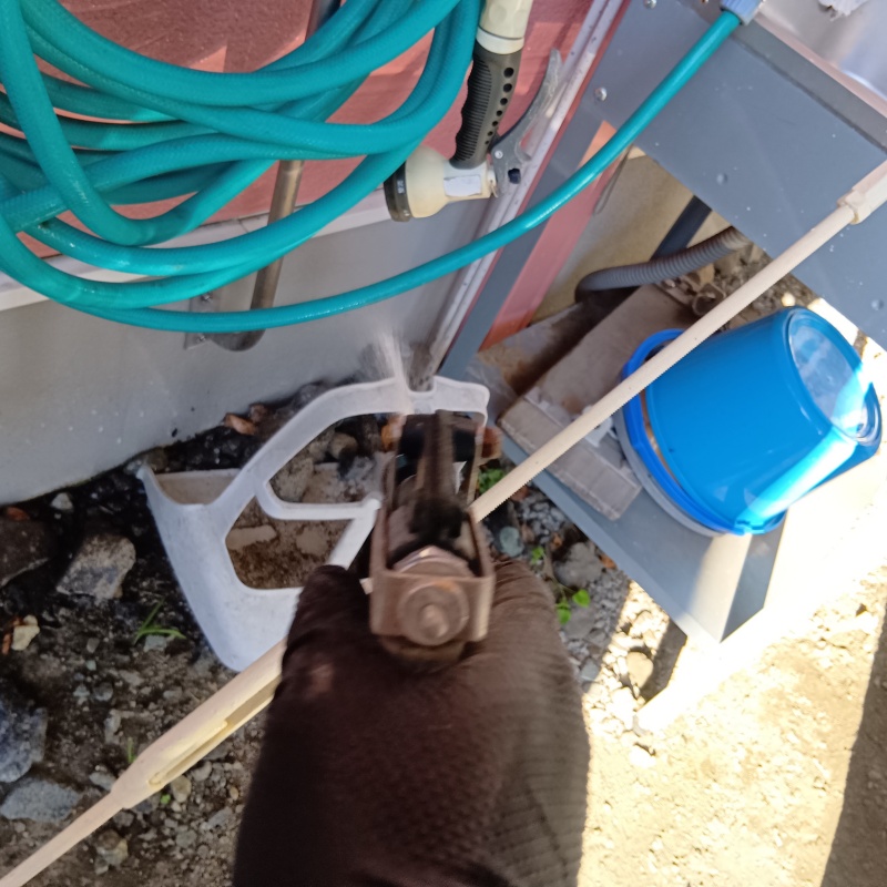 建物外周に駆除剤を散布