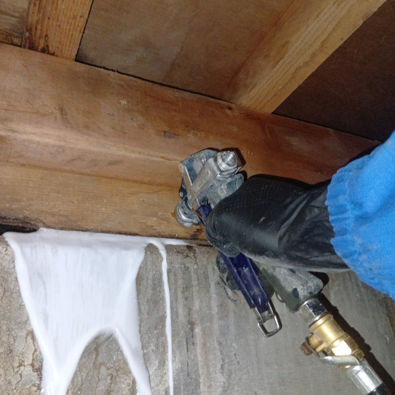 木材に穴を開けてシロアリ駆除剤を注入