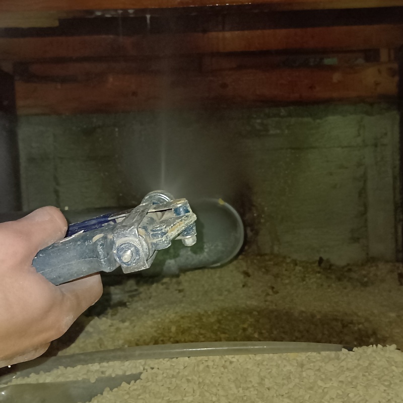 基礎コンクリートに防蟻剤を散布