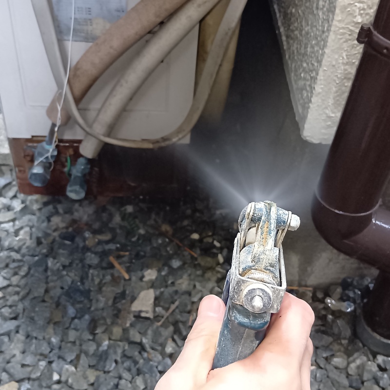 建物外周に防蟻剤を散布