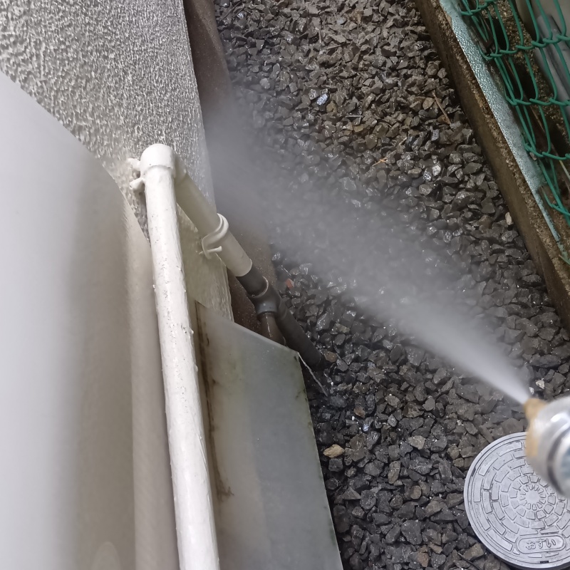 建物外周に防蟻剤を散布