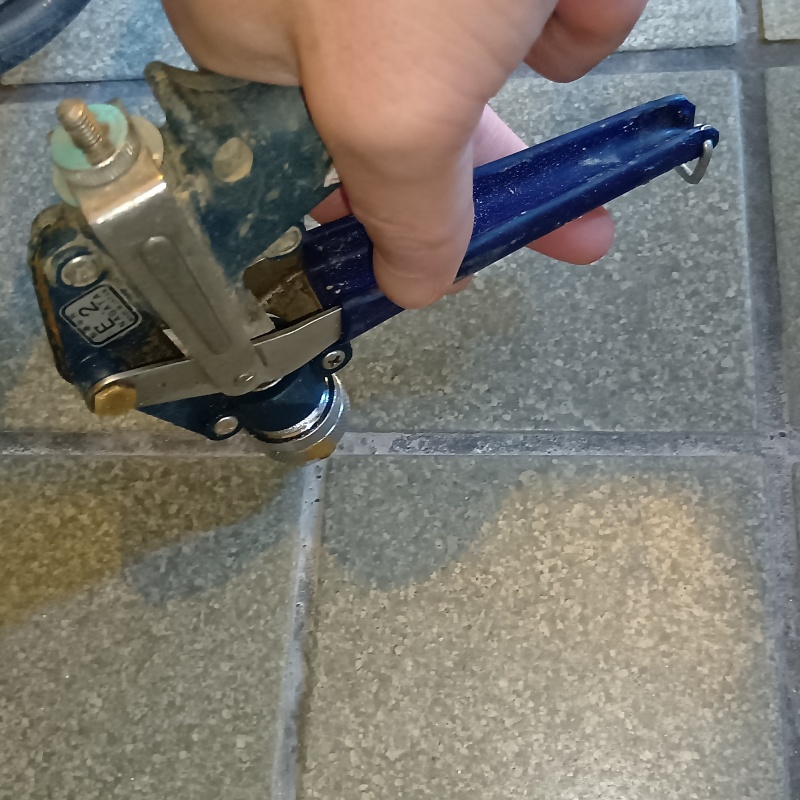 タイルの目地から防蟻剤を注入