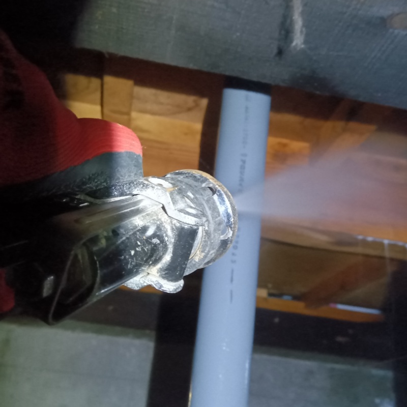 床下の木材にシロアリ駆除剤を散布