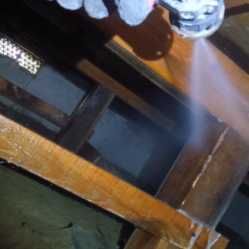 木材のつなぎ目部分にシロアリ駆除剤を散布