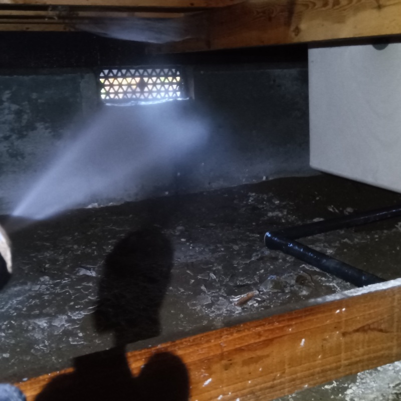 基礎コンクリートにシロアリ駆除剤を散布