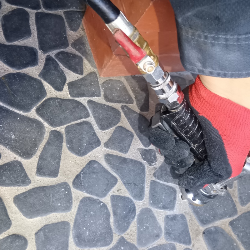 玄関床にシロアリ駆除剤を注入する様子