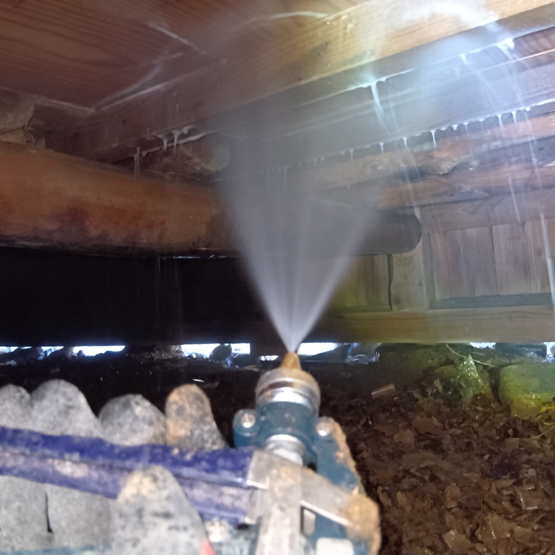 床下の木材にシロアリ駆除剤を散布