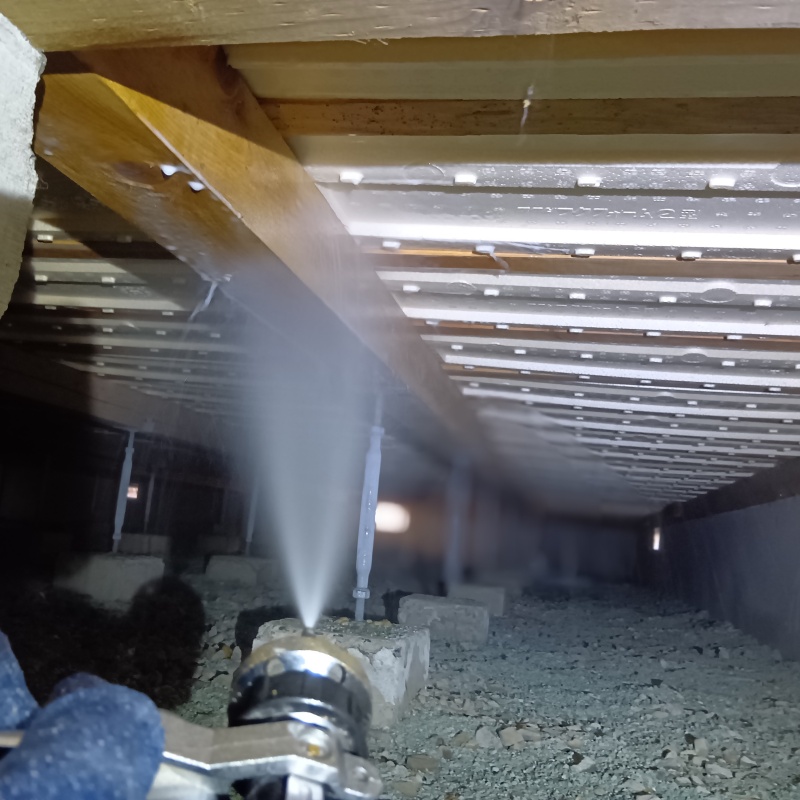 床下の木材にシロアリ駆除剤を散布