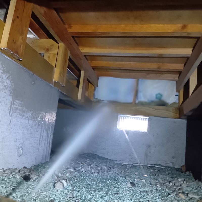 床下の木材にシロアリ駆除剤を散布